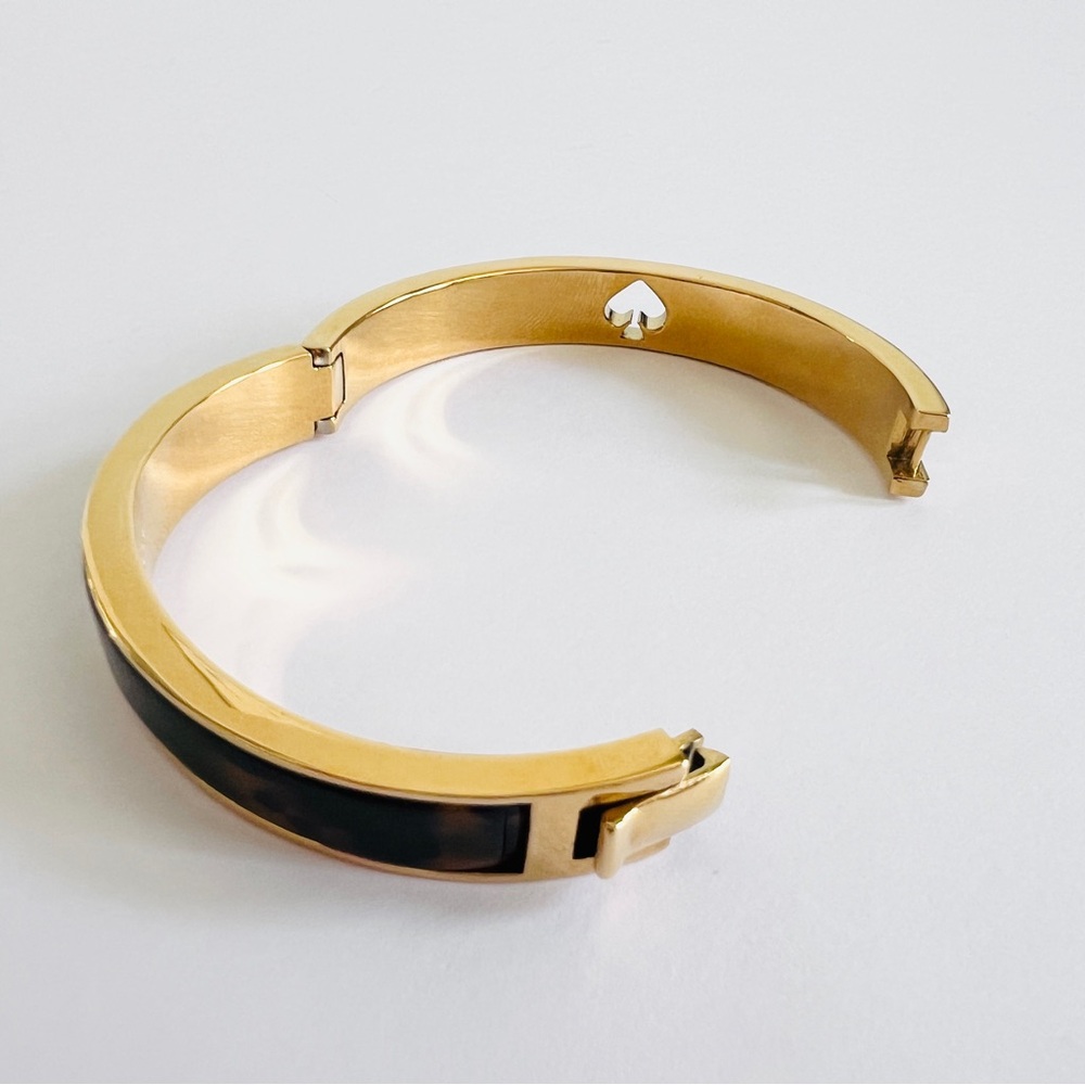 KATE SPADE Hole Punch Spade Bangle Snap Closure Tortoise Gold-Tone Bracelet OS - Picture 3 of 9